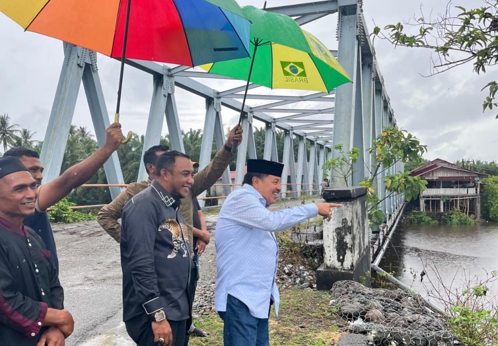 Bpk Bupati T Raja Keumangan dan wakil T Raja sayang meninjau rencana pembanguan tanggul mesjid